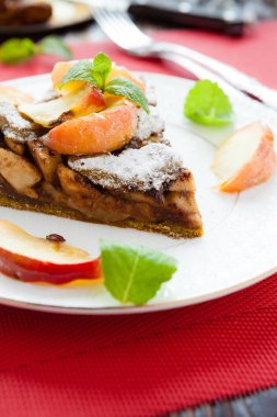 güzel büyük bir parça elmalı tart