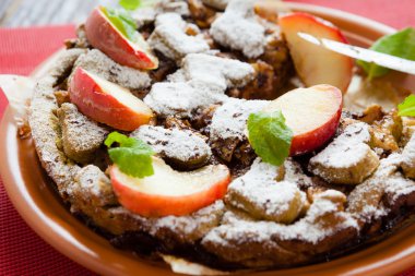 bir tabak üzerinde büyük güzel elmalı turta