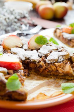 elmalı turta bir tabak üzerinde kesme