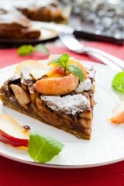 büyük bir tabak üzerine elmalı pasta parçası