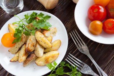 fırında patates dilimleri otlar ile