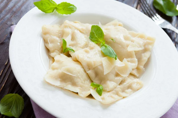 Vlees ravioli met basilicum en Parmezaanse kaas — Stockfoto