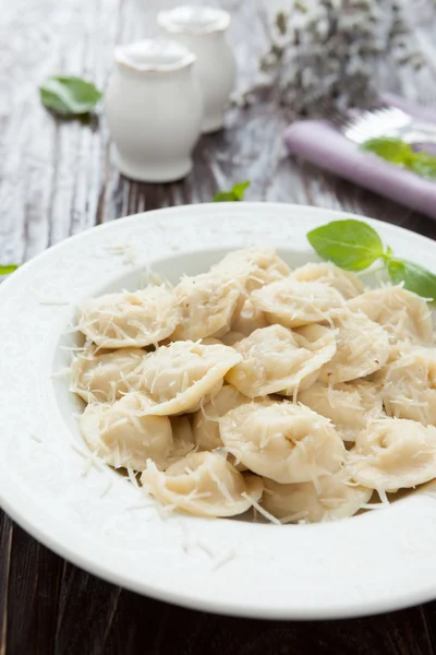 Läckra ravioli med basilika och parmesan — Stockfoto