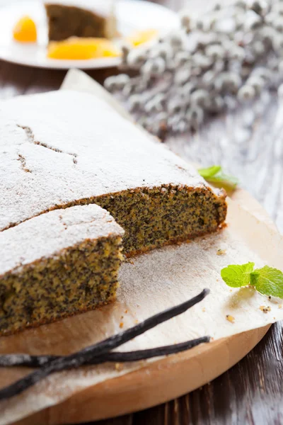 Papaver zaad cake met poedersuiker bovenop — Stockfoto