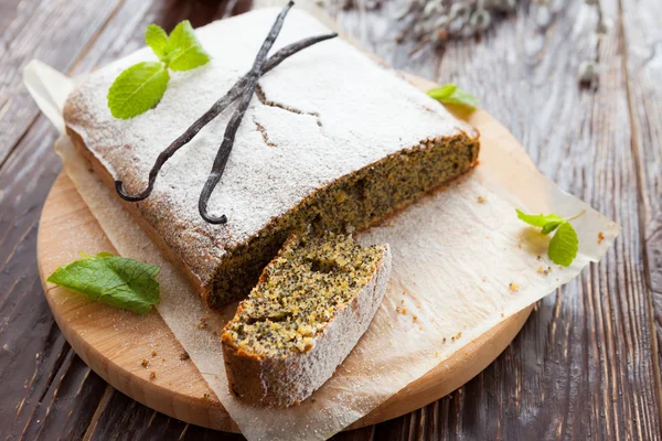 Torta de semente de papoila com açúcar em pó em cima — Fotografia de Stock