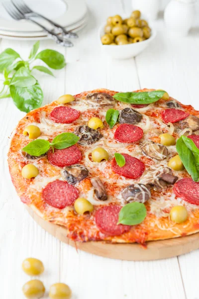 Pizza med svamp och salami — Stockfoto