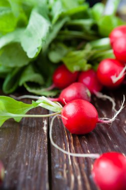 ahşap yüzeye taze kırmızı turp