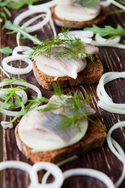 Fillet dari ikan haring pada rye roti dan bawang cincin — Stok Foto