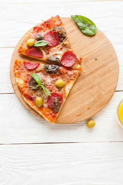 Два ломтика пиццы с салями и моцареллой — стоковое фото