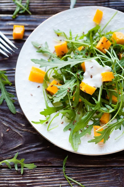 Ljus pumpa sallad med rucola och grädde — Stockfoto