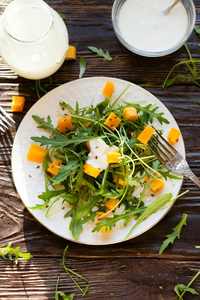Pumpkin salad with arugula and homemade sour cream — Stock Photo, Image