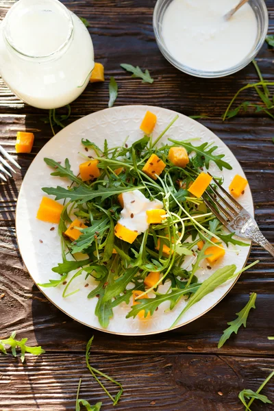 Pumpa sallad med rucola och hemgjord creme fraiche — Stockfoto