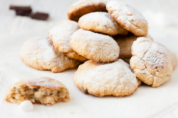 Bos van zelfgemaakte shortbread koekjes met chocolade — Stockfoto