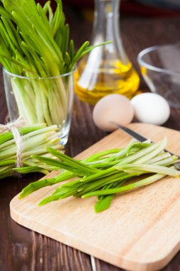 demet bahar yabani sarımsak tahtası