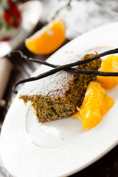 オレンジ色のシロップ、ケシの種子ケーキ — ストック写真
