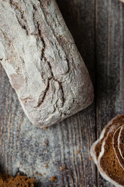 Цельнозерновой хлеб с трещинами на досках — стоковое фото