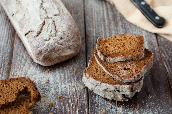 Bruin brood met scheuren op de planken — Stockfoto