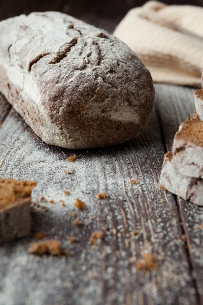 Pane intero di crema pasticcera su un tavolo di legno — Foto Stock
