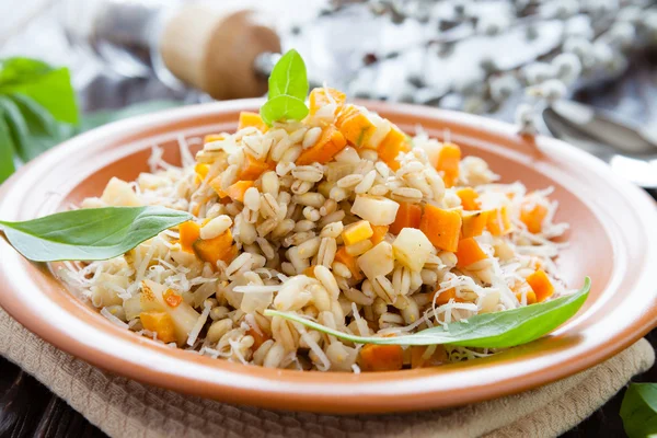 Porridge d'orzo su un piatto utile per la salute — Foto Stock