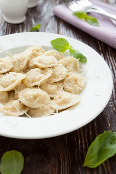 Ronde vlees ravioli met geraspte Parmezaanse kaas — Stockfoto