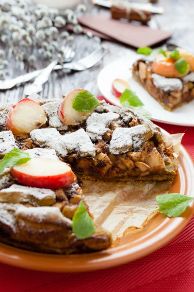 Gros gâteau en pâte courte et pommes — Photo