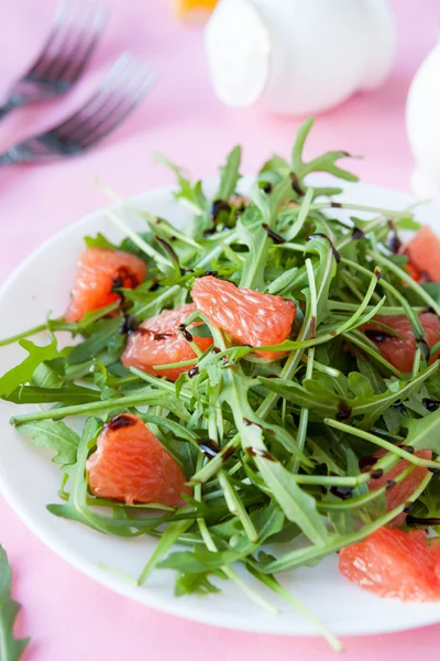 Salade met verse rucola en segmenten van citrusvruchten — Stockfoto