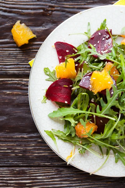 Salada fresca com beterraba e laranjas — Fotografia de Stock