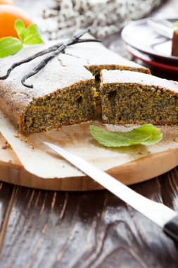 ahşap tahta üzerinde haşhaş tohumu ile vanilyalı pasta