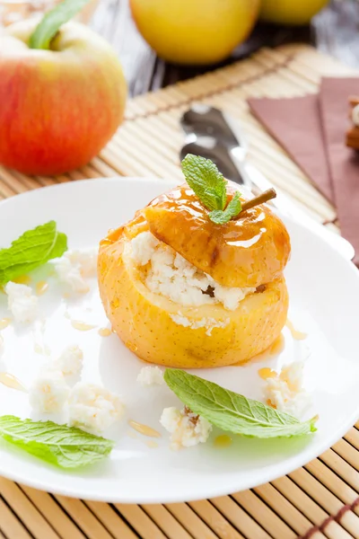 Cottage cheese baked in apple with honey syrup — Stock Photo, Image