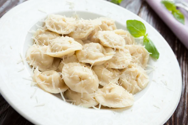 Meat ravioli with grated parmesan cheese and basil — Stock Photo, Image