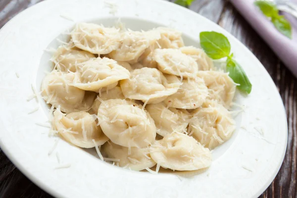 Et ravioli ile fesleğen ve rendelenmiş parmesan peyniri — Stok fotoğraf