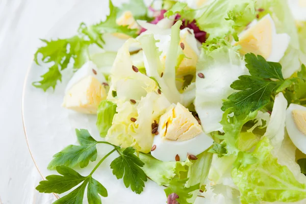 Spring salad with greens and eggs — Stock Photo, Image