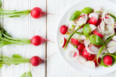 salata taze turp ve turp yaprakları tablo ile