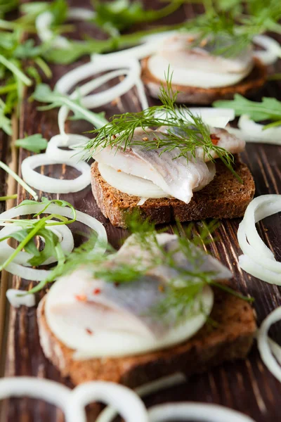 Ikan haring fillet pada sepotong roti gandum — Stok Foto