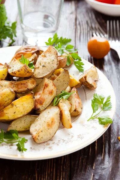 Crujientes cuñas de patata al horno con piel — Foto de Stock