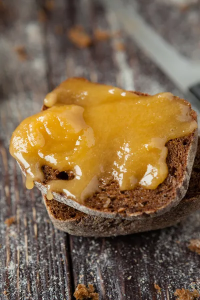 Fatias de pão generosamente espalhadas com mel — Fotografia de Stock