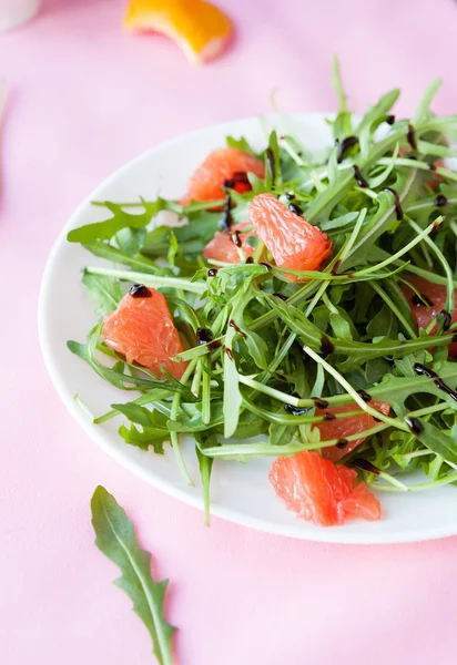 Saftiger Salat mit Grapefruitscheiben — Stockfoto