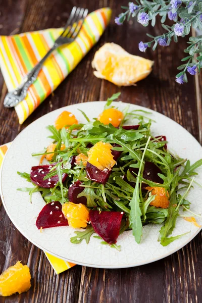 Salada de beterraba com arugula e laranja — Fotografia de Stock