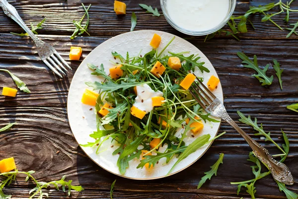 Salad with roasted pumpkin, arugula, and yogurt — Stock Photo, Image