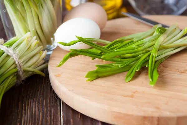 Wild garlic on a cutting board, the ingredients for a salad — Stock Photo, Image