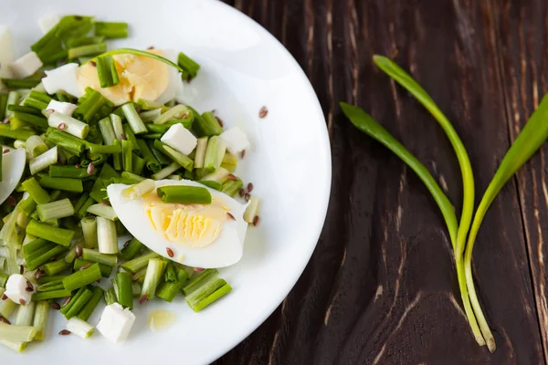 Ensalada de primavera con hierbas frescas y huevos —  Fotos de Stock