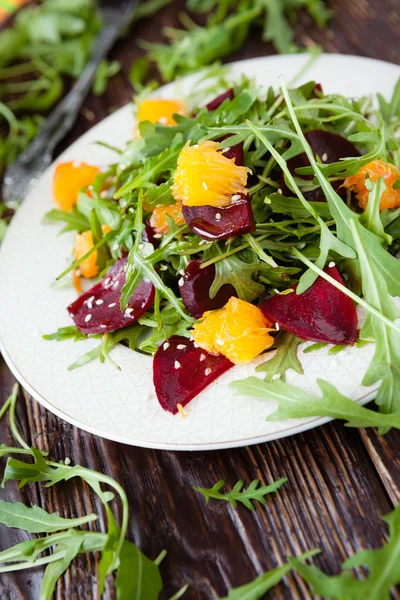 Свекольный салат со свежей рукколой и апельсином — стоковое фото