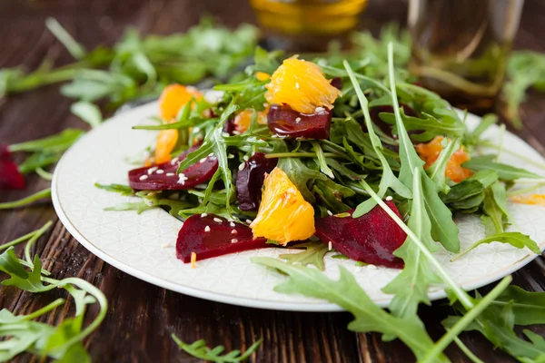 Salade met verse rucola en segmenten van Oranje — Stockfoto