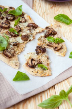 aromalı pişmiş ince ekmek peynir ve mantar ile