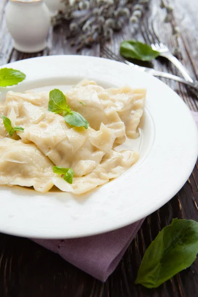 Square ravioli with ricotta and basil leaves — Stock Photo, Image