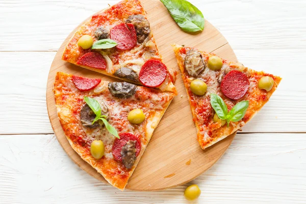 Pedaços de pizza com queijo, cogumelos e salame — Fotografia de Stock