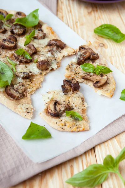 Aromatisiertes gebackenes dünnes Brot mit Käse und Pilzen — Stockfoto