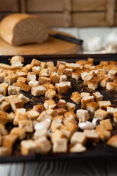 Croutons feitos de pão de trigo em uma assadeira — Fotografia de Stock