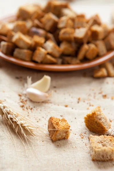 Bread croutons with garlic sauce — Stock Photo, Image