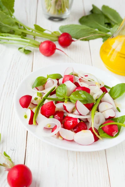 Salada de primavera de rabanete vermelho — Fotografia de Stock